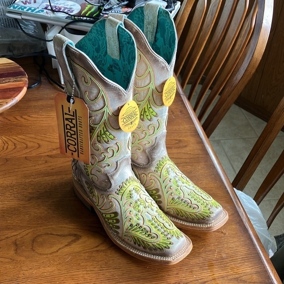 Corral neon green studded Size 6.5 C3967 - Picture 5 of 9